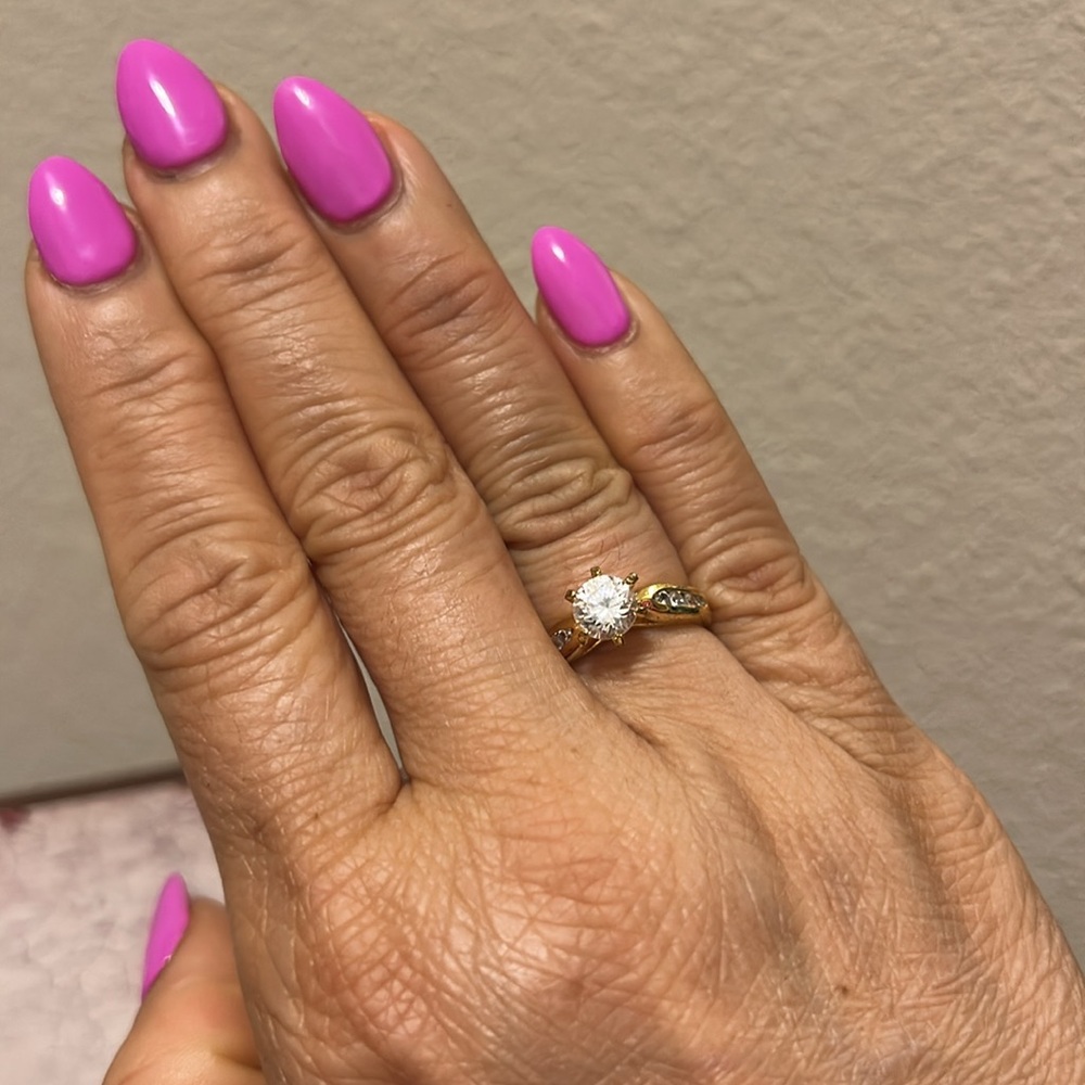 Elegant Gold Ring with side accents-size 6 - Picture 6 of 12
